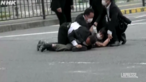 Giappone, colpi d’arma da fuoco contro l’ex premier Abe: arrestato l’attentatore