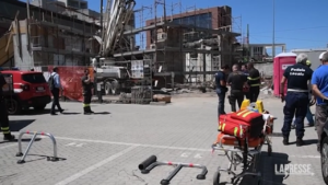 Crollo in cantiere edile a Milano, 3 operai feriti: le immagini dei soccorsi