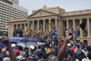 Sri Lanka in rivolta: proteste contro il governo, assalto al palazzo presidenziale