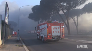 Incendio a Roma, le testimonianze: “Volavano palle di fuoco”