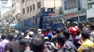 Sri Lanka, proteste contro il presidente Rajapaksa che lascia la sua residenza