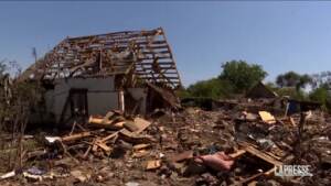 Ucraina, i residenti tornano a Barvinkove devastata dai bombardamenti