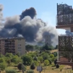 Roma, vasto incendio nella zona di Centocelle: fumo visibile da molti quartieri