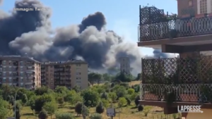 Roma, vasto incendio nella zona di Centocelle: fumo visibile da molti quartieri
