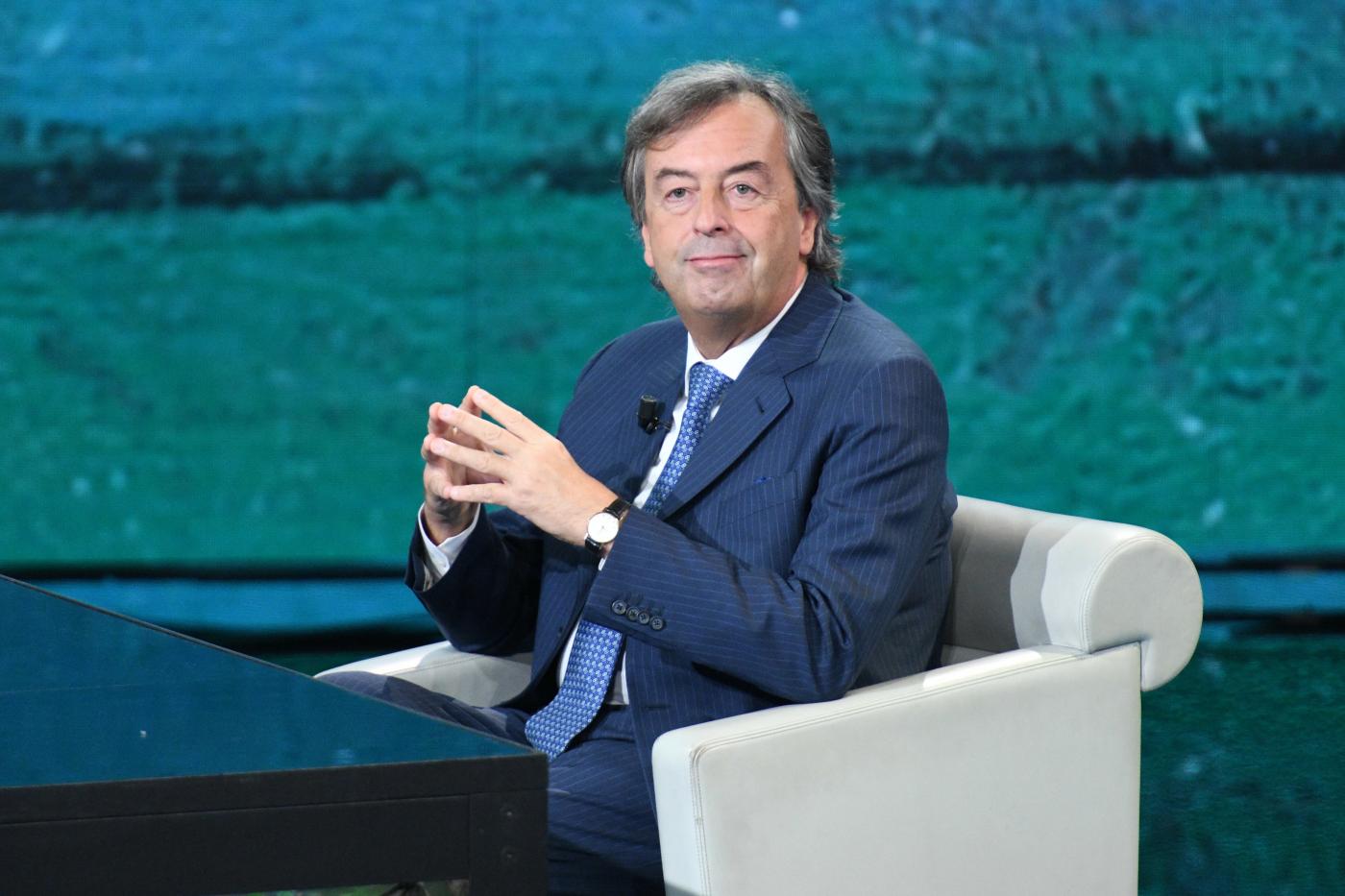 Burioni lascia i social: “Stanco degli insulti e dell’IA”. Il commento di Bassetti Burioni lascia i social: “Stanco degli insulti e dell’IA”. Il commento di Bassetti
