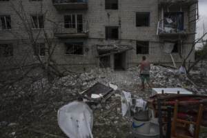 Ucraina: 15 morti per missili su palazzo nel Donetsk. Francia, prepararsi a stop gas