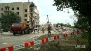 Ucraina: il condominio colpito da un missile a Chasiv Yar, soccorritori scavano tra le macerie