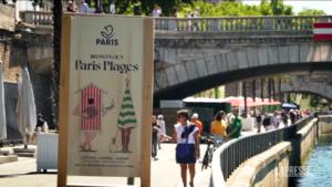 Francia: a Parigi presa d’assalto la “spiaggia” sulla Senna