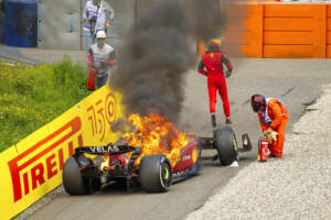 Gp Austria, paura per Sainz, auto in fiamme e ritiro