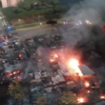 Roma, incendio a Centocelle sotto controllo: le immagini dall’alto del rogo