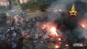Roma, incendio a Centocelle sotto controllo: le immagini dall’alto del rogo