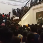 Proteste in Sri Lanka, i manifestanti nella casa del presidente