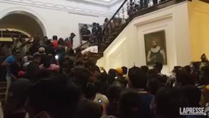 Proteste in Sri Lanka, i manifestanti nella casa del presidente