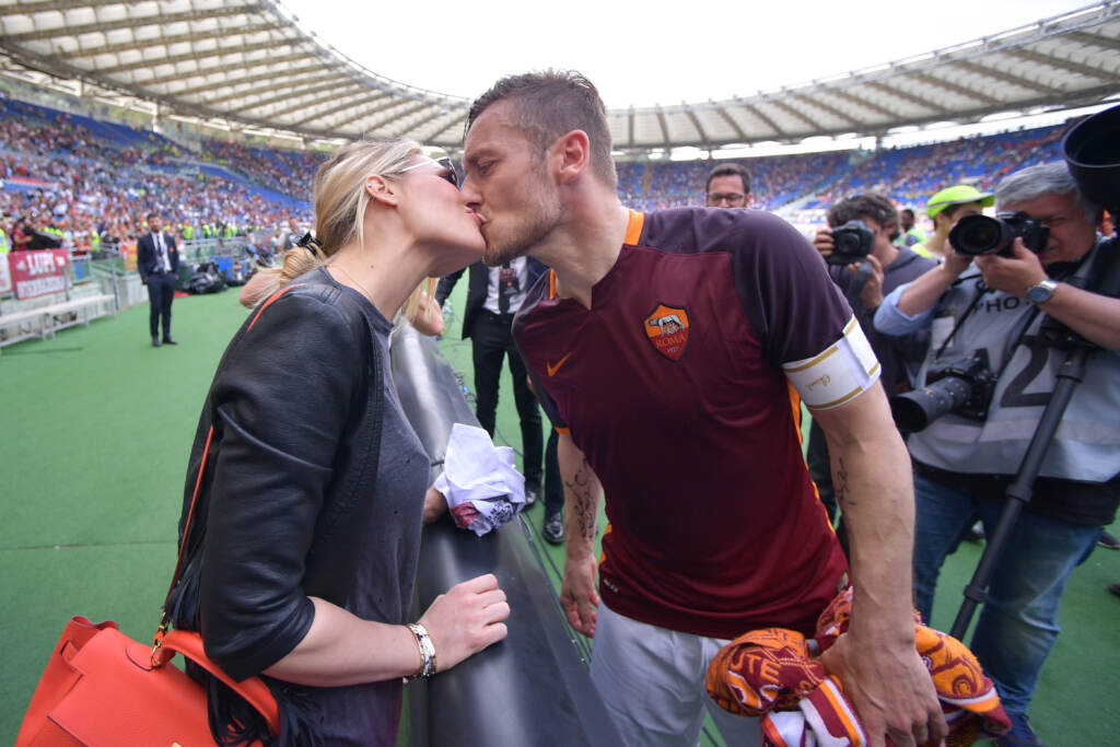 Galleria foto 'Francesco Totti e Ilary Blasi si lasciano, le foto più belle della loro storia d’amore' - foto 6