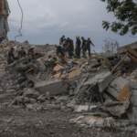 Ucraina, Zelensky: “Responsabili russi di attacco saranno puniti”. Controffensiva di Kiev nel sud. 3 morti e 16 feriti in attacco di Mosca su Kharkiv