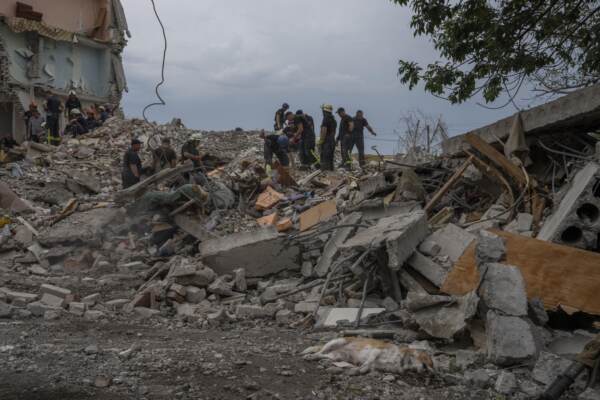 Ucraina, Zelensky: “Responsabili russi di attacco saranno puniti”. Controffensiva di Kiev nel sud. 3 morti e 16 feriti in attacco di Mosca su Kharkiv