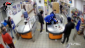 Palermo, presi i due autori di una rapina in supermercato: il video