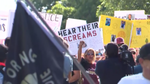 Usa, marcia contro la violenza delle armi a Uvalde