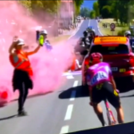 Ciclismo: manifestanti lungo la strada, interrotta la 10/a tappa del Tour de France