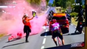 Ciclismo: manifestanti lungo la strada, interrotta la 10/a tappa del Tour de France