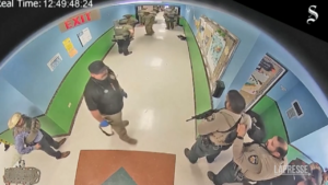 Strage Uvalde, gli agenti restano immobili per oltre un’ora mentre il killer spara a scuola