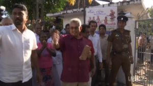 Sri Lanka, il presidente lascia il paese con un aereo militare e vola alle Maldive
