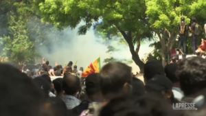 Sri Lanka, proseguono le proteste: i manifestanti assaltano l’ufficio del premier