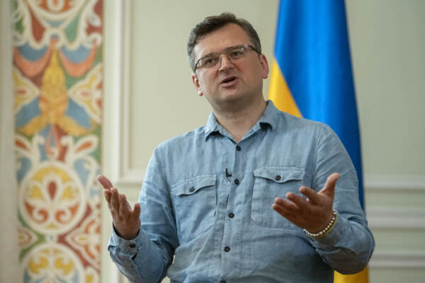 Ucraina, a Istanbul il primo accordo sullo sblocco del grano di Kiev. Per il ministro degli Esteri ucraino Kuleba sarebbe "molto vicino"