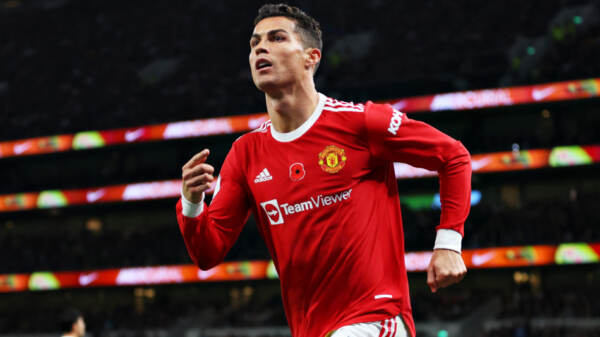 Football: Cristiano Ronaldo offre ses services au PSG