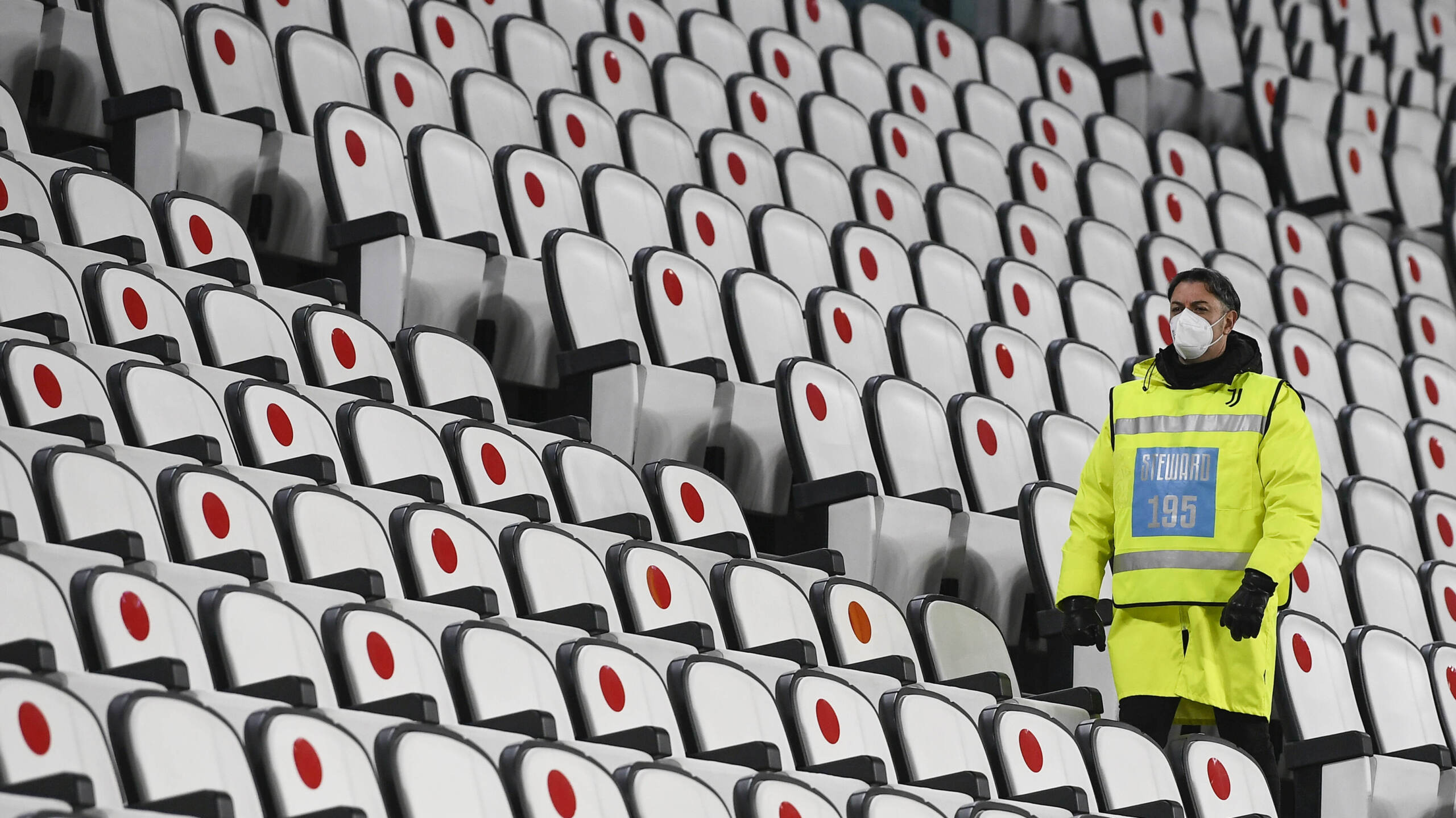 Gamba tesa del Covid sul calcio italiano: azzerati i ricavi negli stadi, diminuiscono del 21% i tesserati