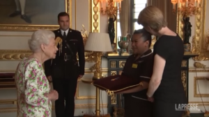 Regno Unito, la regina Elisabetta premia il servizio sanitario britannico per la lotta contro il Covid