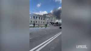 Ucraina, 3 missili russi colpiscono un palazzo di uffici a Vinnytsia: morti e feriti