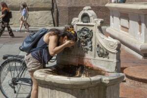 Lucifero, ondata di caldo: a Bologna turisti si rinfrescano alla fontana del Nettuno