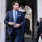 Il M5s smentisce l’ipotesi di dimissioni dei ministri pentastellati. Renzi lancia petizione per Draghi bis. DiMaio: M5S non esiste più, diventato un partito padronale di Conte