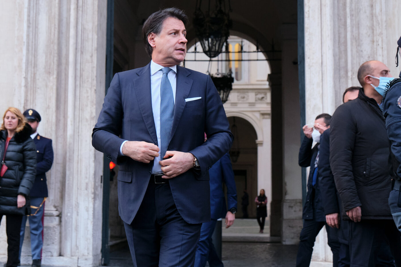 Il M5s smentisce l’ipotesi di dimissioni dei ministri pentastellati. Renzi lancia petizione per Draghi bis. DiMaio: M5S non esiste più, diventato un partito padronale di Conte Il M5s smentisce l’ipotesi di dimissioni dei ministri pentastellati. Renzi lancia petizione per Draghi bis. DiMaio: M5S non esiste più, diventato un partito padronale di Conte