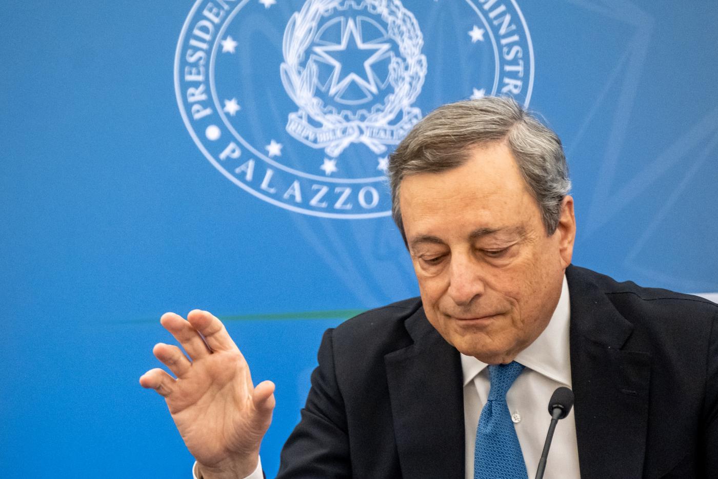 Crisi governo, il premier Draghi non arretra e vola ad Algeri per il Vertice intergovernativo. Cresce l’attesa per il suo discorso in Senato