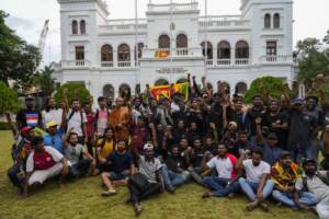 Sri Lanka, popolo in rivolta davanti al palazzo presidenziale per chiedere le dimissioni dei vertici dello Stato