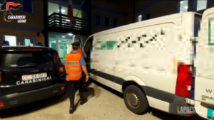 Migranti: arrestati due passeur in provincia di Udine, uno trasportava 34 persone