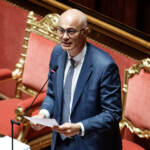 Crisi governo: salta assemblea del M5s. Salvini e Berlusconi: “Rotto patto di fiducia”. D’Incà: “Tregua tra Conte e premier o Pnrr a rischio”. Mille sindaci firmano appello per Draghi