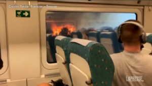 Spagna, fiamme vicine al treno: le immagini scioccanti riprese dai passeggeri a bordo