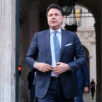 M5S, Conte sfida Draghi: “Spetta a lui decidere”. E Grillo attacca ‘incollati’ a poltrona