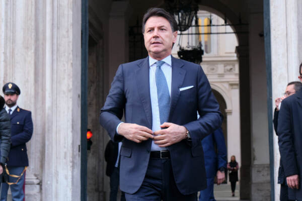 M5S, Conte sfida Draghi: “Spetta a lui decidere”. E Grillo attacca ‘incollati’ a poltrona