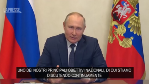 Ucraina, Putin: “Le sanzioni sono una sfida enorme ma la Russia non si arrenderà”