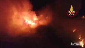 Incendi: brucia ancora bosco Massarosa, evacuate altre famiglie