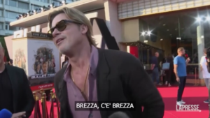 Cinema: Brad Pitt in gonna sul red carpet a Berlino