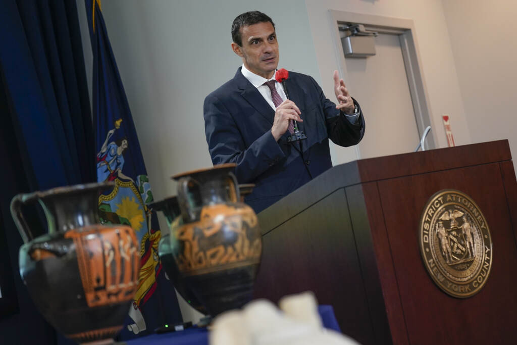 Galleria foto 'New York, restituiti all’Italia 130 reperti archeologici oggetto di traffici illegali' - foto 2