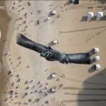 Arte: “le mani” di Saype sulla spiaggia di Copacabana, le opere dell’artista francese arrivano in Brasile