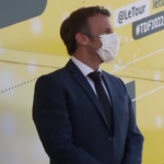 Tour de France, il presidente Macron applaude sul palco la maglia gialla Jonas Vingegaard