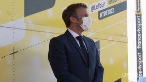 Tour de France, il presidente Macron applaude sul palco la maglia gialla Jonas Vingegaard