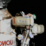 Spazio, AstroSamantha ‘passeggia’ per la prima volta tra le stelle
